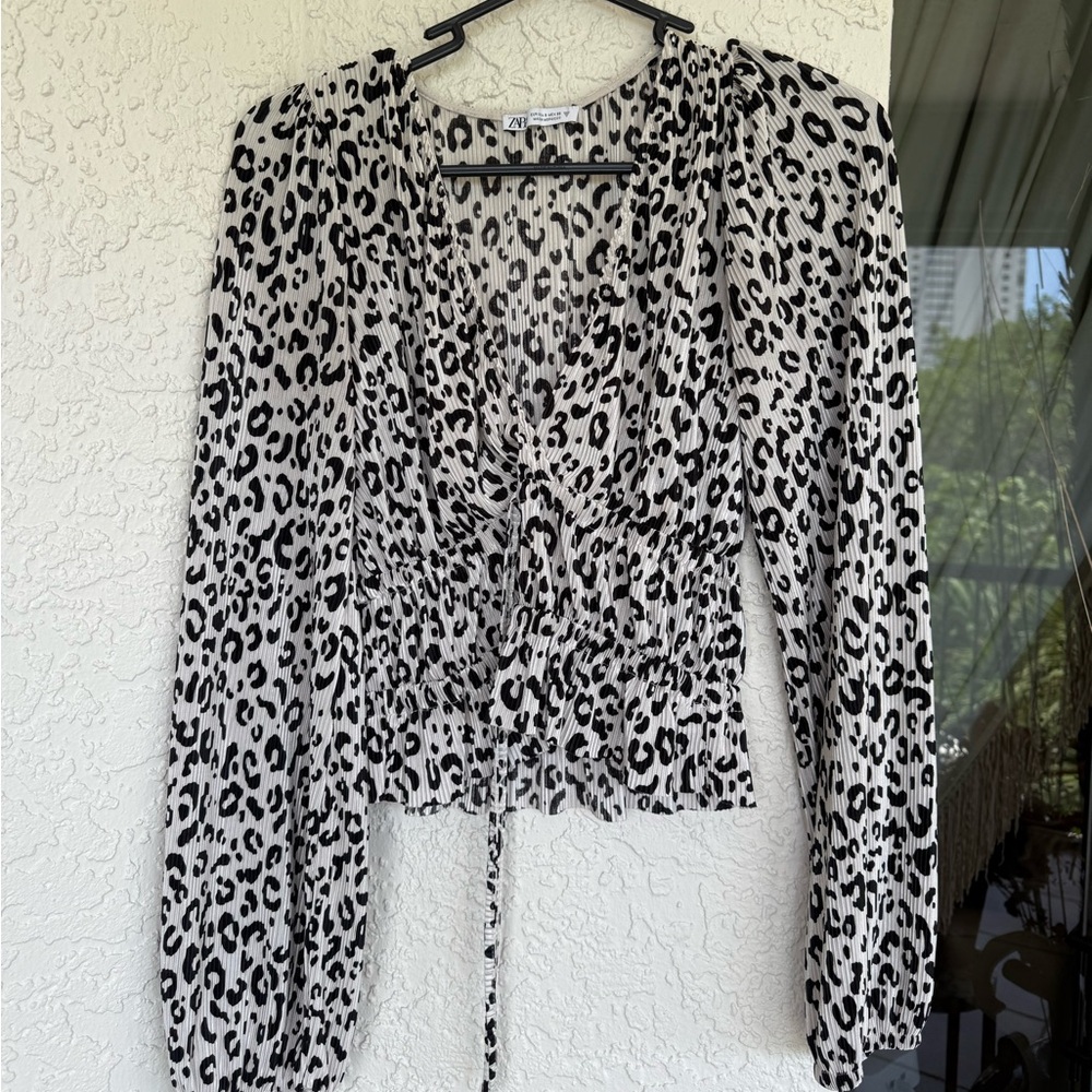 Black & White Leopard Print Long Sleeve Top